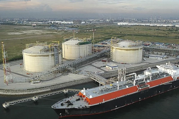 Liquefied natural gas storage tanks and carrier
